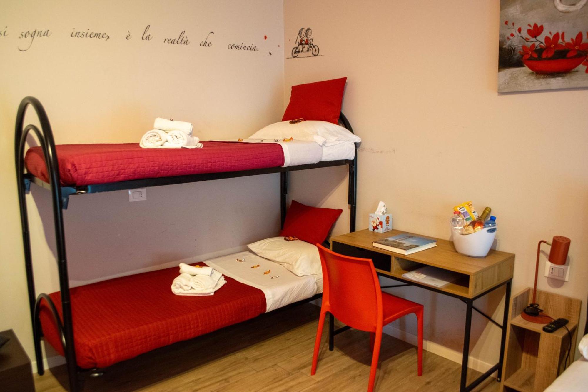 Emmanueli65 Fronte Clinica Per 4 Matrimoniale E Castello Bed & Breakfast เปียเชนซา ภายนอก รูปภาพ